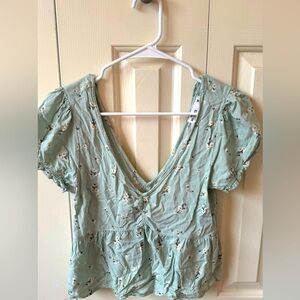 Hollister babydoll shirt, ties in the back, in great condition